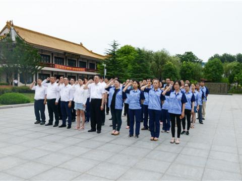 沉温入党誓词   怀想英雄先烈——Z6官网集团党总支部组织整个党员发展党建活动